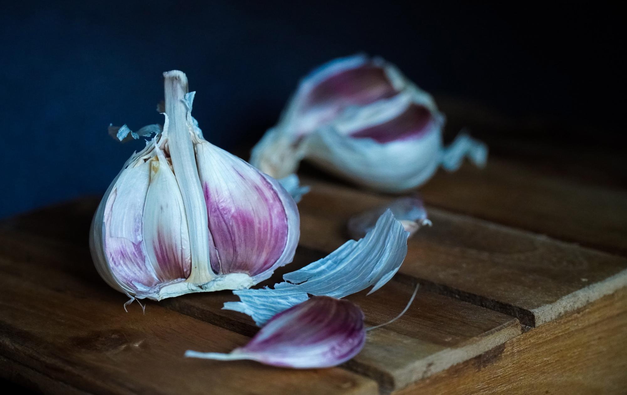 Час садити озимий часник: коли і як правильно це робити (покрокова інструкція)